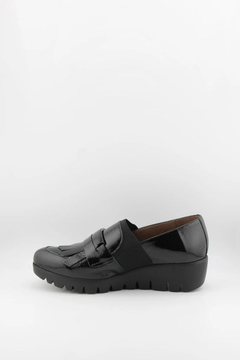 Wonders Glossy Platform Loafers with Elastic Strap